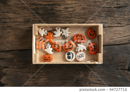 Halloween gingerbread cookies in plate on wooden background. Pumpkins, ghosts and gingerman gingerbread in box.Top view. Halloween gingerbread cookies in plate on wooden background. Pumpkins, ghosts and gingerman gingerbread in box.Top view. 94727718