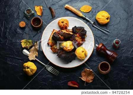 Roasted beef rib with quince. 94728254