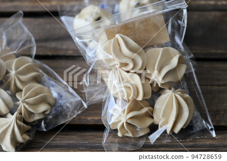 小袋裝的擠壓蛋白餅小禮物 94728659