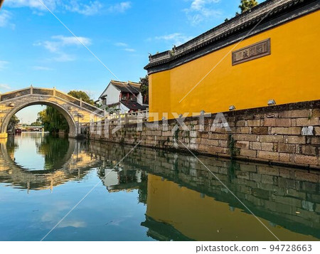 沿運河的寺廟的黃牆和橋 沿運河的寺廟的黃牆和橋 94728663