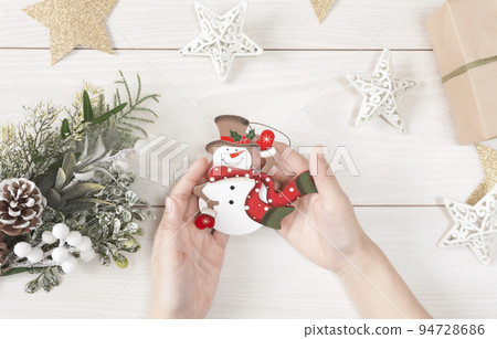 女人為聖誕節做準備。等待聖誕節的女人 94728686