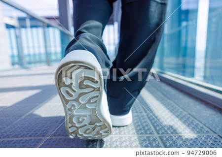 [愛知縣]米德蘭廣場天空長廊 走在長廊上的女人的腳 94729006