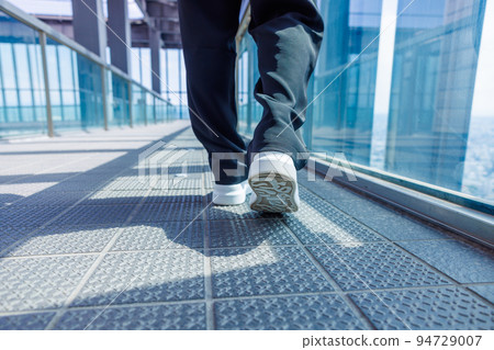 [愛知縣]米德蘭廣場天空長廊 走在長廊上的女人的腳 94729007