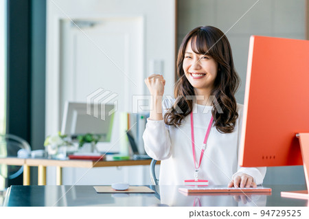 年輕工程師在辦公室 年輕工程師在辦公室 94729525