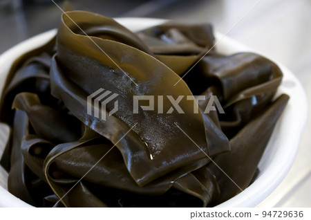 用水補水的昆布 用水補水的昆布 94729636