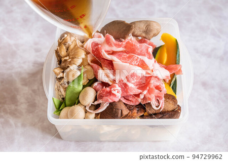 在蘑菇和豬肉中加入調味料 在蘑菇和豬肉中加入調味料 94729962