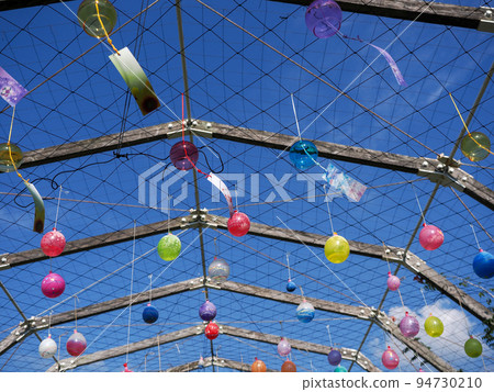 Landscape with hanging water yo-yo 94730210