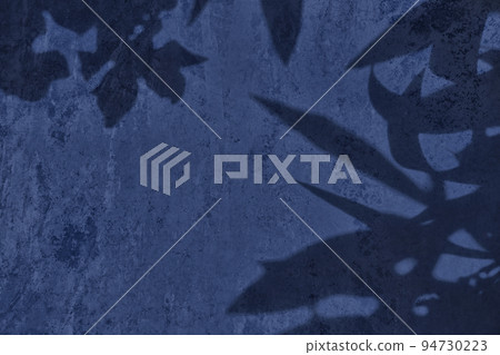 Shadow of leaves on blue concrete wall texture background 94730223