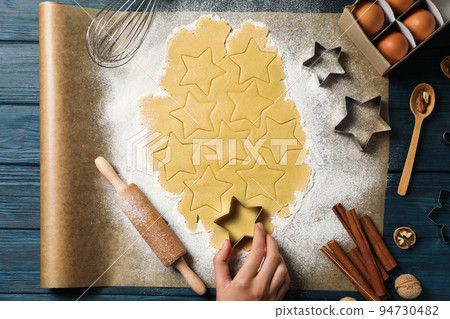 Concept of tools for cooking cookies, cookie cutter, top view 94730482