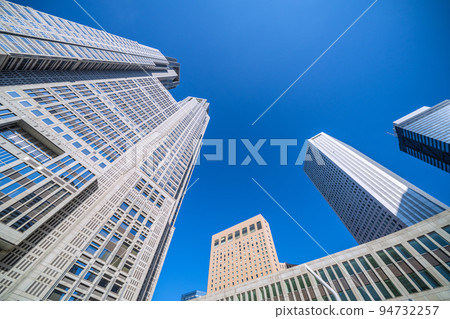 日本東京城市景觀 東京都政府大樓。沐浴在強烈早晨陽光下的東京都政府第一大樓和摩天大樓的景色 日本東京城市景觀 東京都政府大樓。沐浴在強烈早晨陽光下的東京都政府第一大樓和摩天大樓的景色 94732257