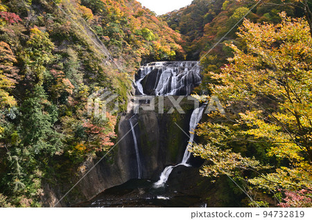 Fukuroda Falls during autumn foliage season Fukuroda Falls during autumn foliage season 94732819