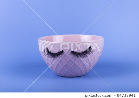 False eyelashes are glued to the bowl. False eyelashes are glued to the bowl. 94732941