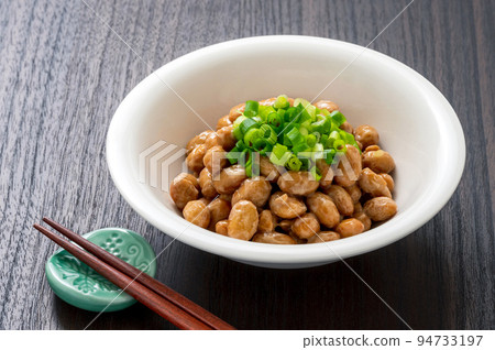 Large natto in a small bowl 94733197