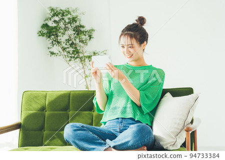 Woman watching video on smartphone 94733384