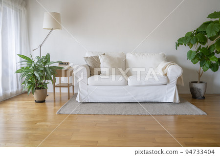 Image of a living room with a white sofa 94733404