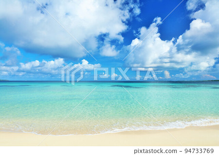 沖繩宮古島砂山海灘與藍天和大海 沖繩宮古島砂山海灘與藍天和大海 94733769