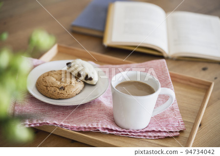 Cafe au lait and cookies coffee break image 94734042