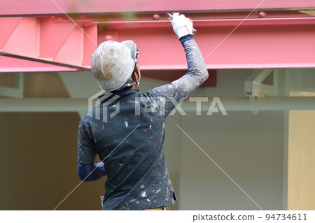 Large-scale condominium repair work scenery of a painter 94734611