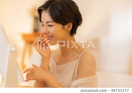 夜晚的客廳 女人的美麗 94735277