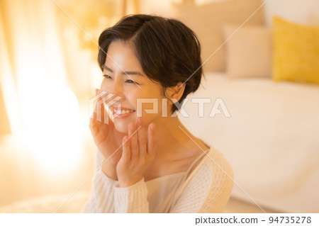夜晚的客廳 女人的美麗 94735278