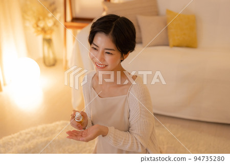 夜晚的客廳 女人的美麗 94735280