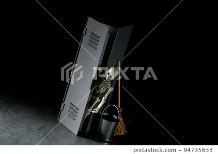 從清潔儲物櫃裡出來的骷髏 從清潔儲物櫃裡出來的骷髏 94735633