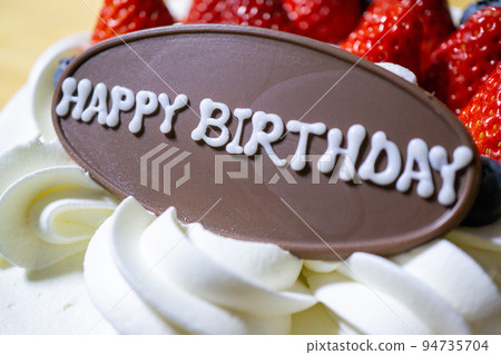 關閉一盤生日蛋糕 94735704