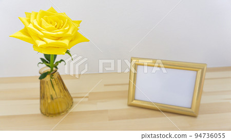 桌子上的相框和鮮花 桌子上的相框和鮮花 94736055
