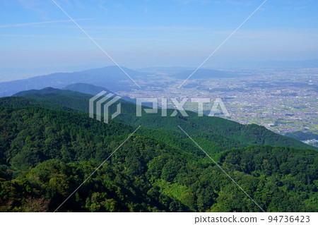 Looking down on Mt. Ikoma from Mt. Katsuragi Ropeway 94736423
