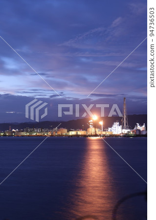 Yamaguchi prefecture Shunan industrial complex night view! SDGs Global environment and the future of the earth and chimney town 94736503