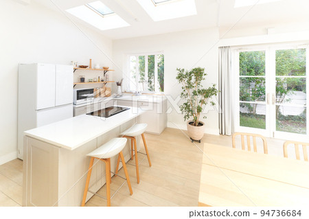 明亮光線的廚房餐廳內部圖像 明亮光線的廚房餐廳內部圖像 94736684