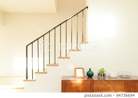 客廳內時尚的樓梯和扶手 客廳內時尚的樓梯和扶手 94736694