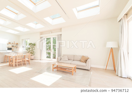 明亮的光線照耀的客廳 房子內部形象 94736712