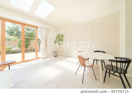 Sunroom where bright light shines House interior image 94736715