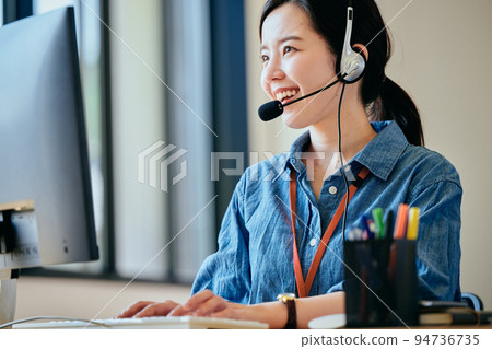 在辦公室接電話的年輕女人 94736735