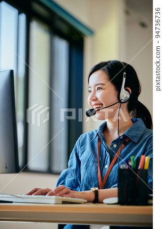 在辦公室接電話的年輕女人 94736736