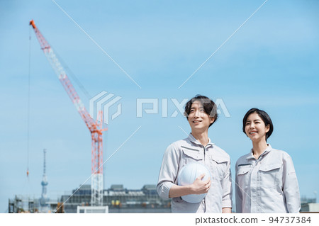 年輕的男女工人 94737384