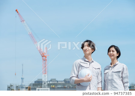 年輕的男女工人 94737385