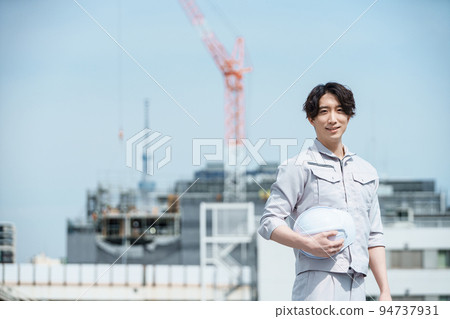 年輕男性現場主管 94737931