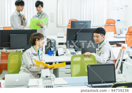 工程師在辦公室與同事交談 工程師在辦公室與同事交談 94739236