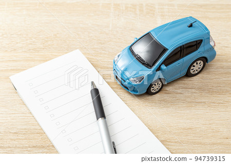 checklist on desk 94739315