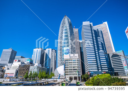 日本東京城市景觀，俯瞰新宿站前的摩天大樓 94739395