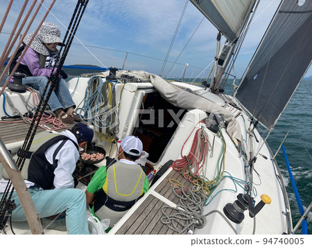 Preparing lunch while sailing (Awaji Island, Hyogo Prefecture) 94740005