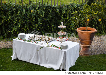 Mussels and other appetizers on the wedding table Mussels and other appetizers on the wedding table 94740661
