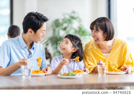 家長和孩子在餐廳吃午飯 94740828