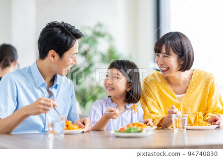 家長和孩子在餐廳吃午飯 94740830