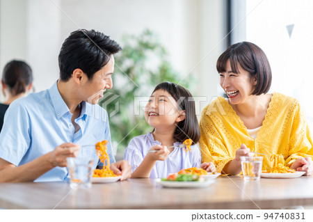 家長和孩子在餐廳吃午飯 94740831