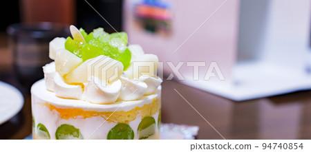 Shine Muscat Whole Cake [Image of the taste of autumn] 94740854