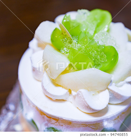 Shine Muscat Whole Cake [Image of the taste of autumn] 94740855