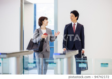 通過安檢門的商務人士，攝影合作“LINK FOREST” 94742172